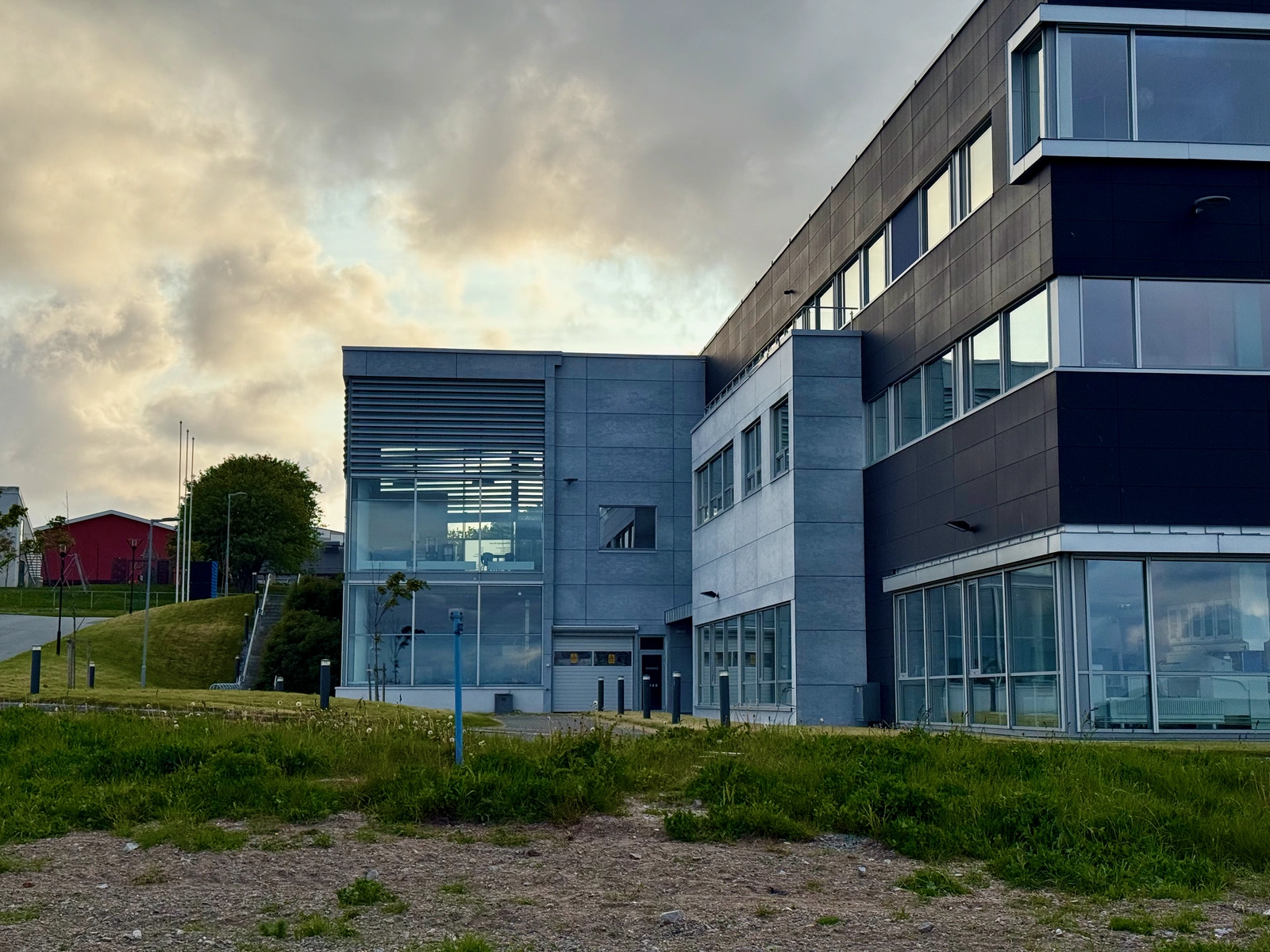 Blått kompetansesenter, der arbeidsplassen og stedet er prosjektert sammen